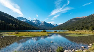 Göl ve dağlarla dolu güzel bir manzara.