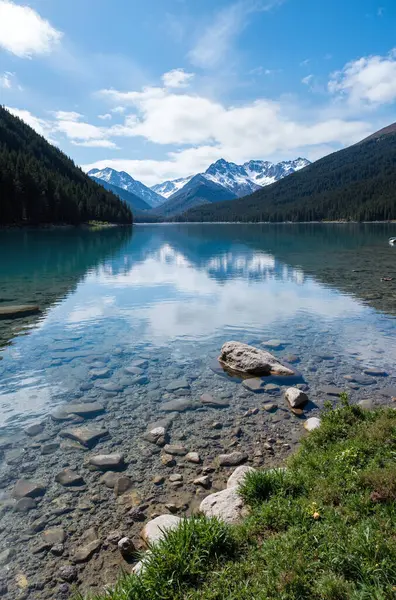 Dağları ve bulutları olan güzel göl