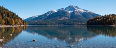 Dağlarda göl. Doğa, seyahat