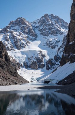 Dağlarda güzel bir şelale