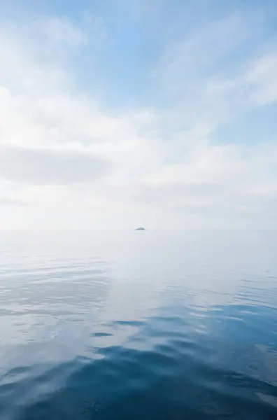 Sakin deniz yüzeyi ufukta dalgalar, berrak mavi deniz, sakin okyanus