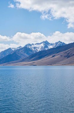 Dağlardaki gölün güzel manzarası