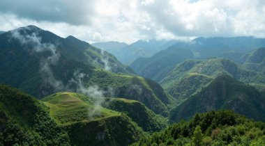 Sabahları dağların güzel manzarası
