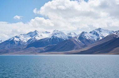 Dağlardaki gölün güzel manzarası