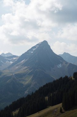Bulutlu ve mavi gökyüzü olan dağ manzarası