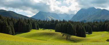 Dağ sırası olan güzel bir manzara.