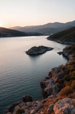Akşamları gölün güzel bir görüntüsü.