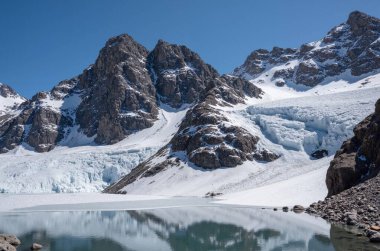 Güneşli bir günde görkemli buzdağlarının manzarası.