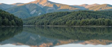 Dağlardaki güzel göl