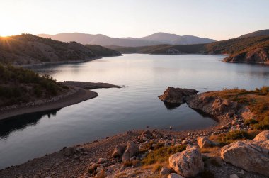 Gölde gün batımı.