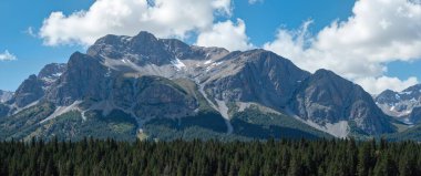 Dağların güzel manzarası