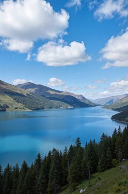 Göl ve dağlarla dolu güzel bir manzara.