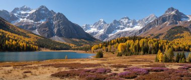 Dağlardaki gölün güzel manzarası