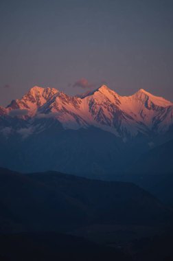 Dağlarda güzel bir gün batımı