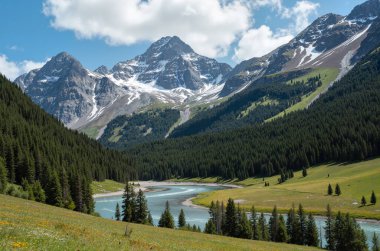 Dağlarda, temiz gökyüzünün altında gölün güzel bir görüntüsü.