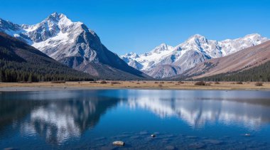 Dağlardaki gölün güzel manzarası