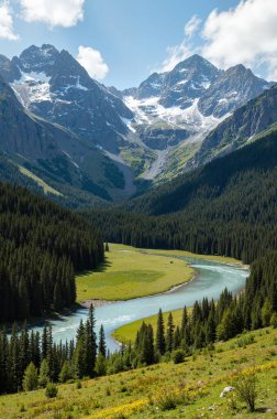 Göl ve dağların Kanada