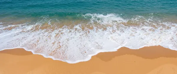 Sahildeki deniz dalgası