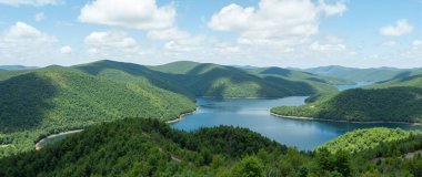 Dağlardaki göl manzarası