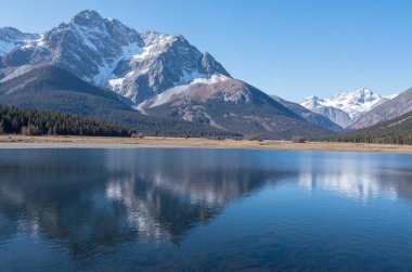 Güzel göl manzarası