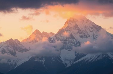 Dağlarda güzel bir gün batımı