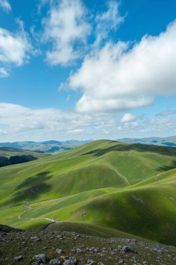 Dağlardaki güzel dağ manzarası