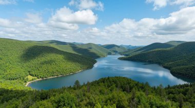 Dağlardaki gölün havadan görünüşü