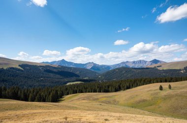 Dağları ve bulutları olan güzel bir manzara