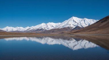 Dağlı ve karlı bir dağ manzarası