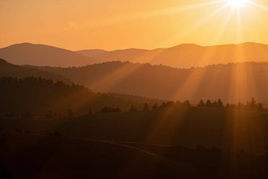 Dağlarda gün doğumu