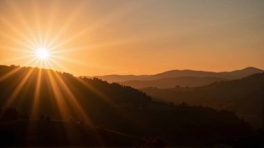 Ukraynalı Karpatların dağlarında gün doğumu.