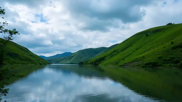 Göllü güzel bir manzara.