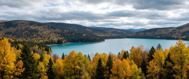 Dağlardaki güzel göl manzarası