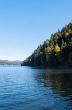 Dağlardaki güzel göl manzarası