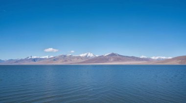 Göl ve dağlarla dolu güzel bir manzara.