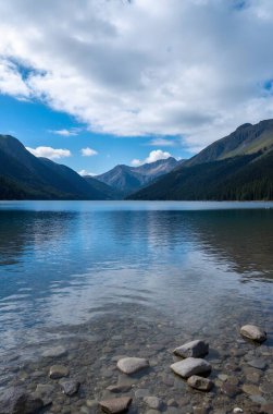 Dağlardaki güzel göl manzarası