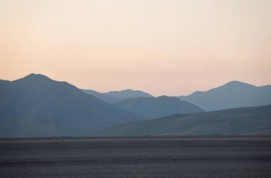 Dağlardaki çöl manzarası