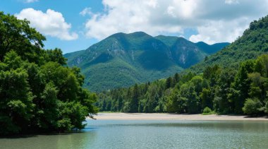 Yaz günü Dağ Gölü