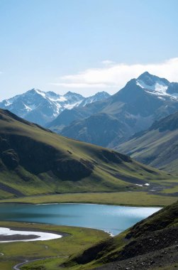 Dağları ve bulutları olan güzel bir manzara