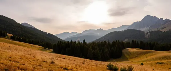 Dağları ve bulutları olan güzel bir manzara