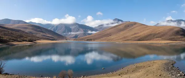 Dağlardaki gölün güzel manzarası