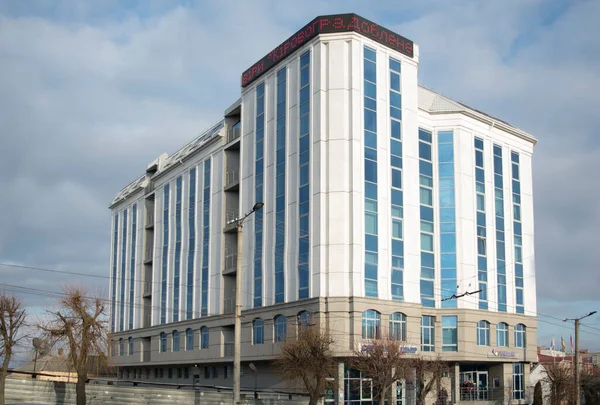 Obraz Budynku Biurowego Wielopiętrową Fasadą Przeszklonymi Oknami — Zdjęcie stockowe