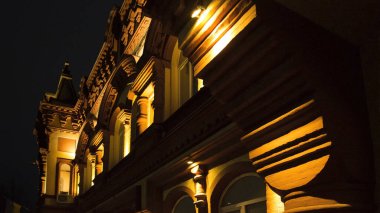 Binanın ilgi çekici ayrıntıları ve eşsiz özellikleri sıcak ve parlak renklerle vurgulanıyor. Geceleri gerçekten canlanan büyüleyici ve unutulmaz bir manzara yaratıyor..