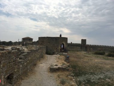 Antik kalenin kalıntıları, dağlardaki en önemli şehirlerin kalesinin ortası.