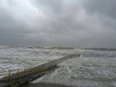Gündüz vakti nehrin dalgaları