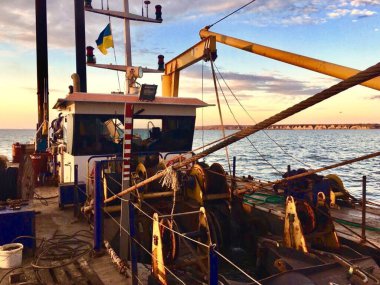 Güneşli bir günde denizde balıkçı tekneleri.