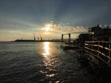 Bulutlu gökyüzü ile güzel bir sahil manzarası