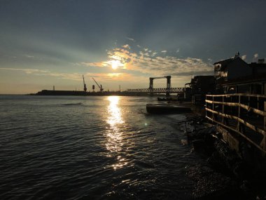 İskelede gün batımı. liman şehri.