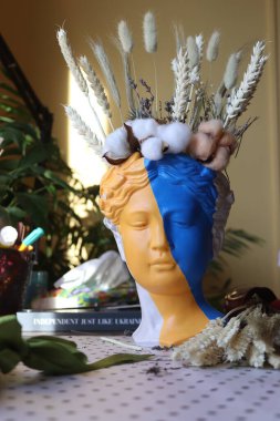 Ukrayna tarzı kuru çiçekli masa dekoru heykeli