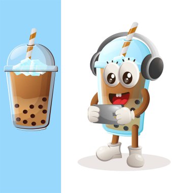 Şirin köpüklü çay maskotu oyun arabası, kulaklık takıyor. Gıda mağazası, küçük işletme veya e-ticaret, ürün ve çıkartma, pankart tanıtımı, yemek eleştiri blogu veya vlog channe için mükemmel